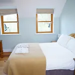 Courtyard 2 Bed Sleeps 4 *